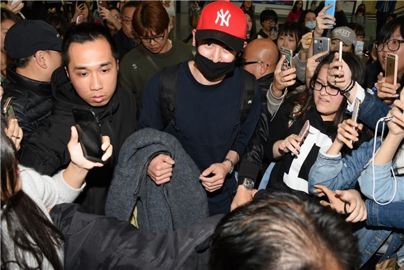 韩国偶像团体2P.M成员Nichkhun抵达香港机场