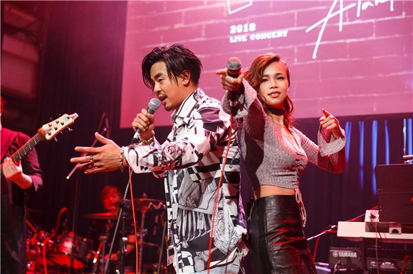柯有伦「飞FLY」Live演唱会 与林芯仪初次合作默契爆棚