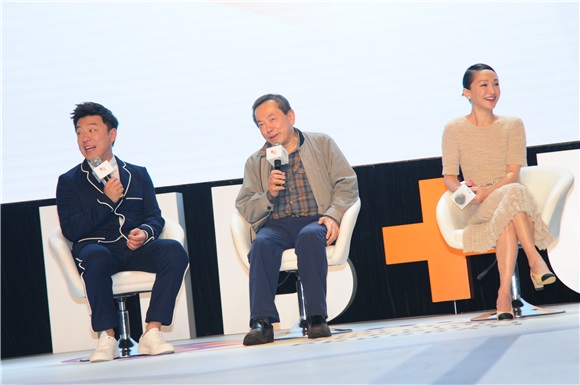 黄渤发起「HB+U」计划助力新导演 周迅贴心助阵素色连体裙优雅不抢镜