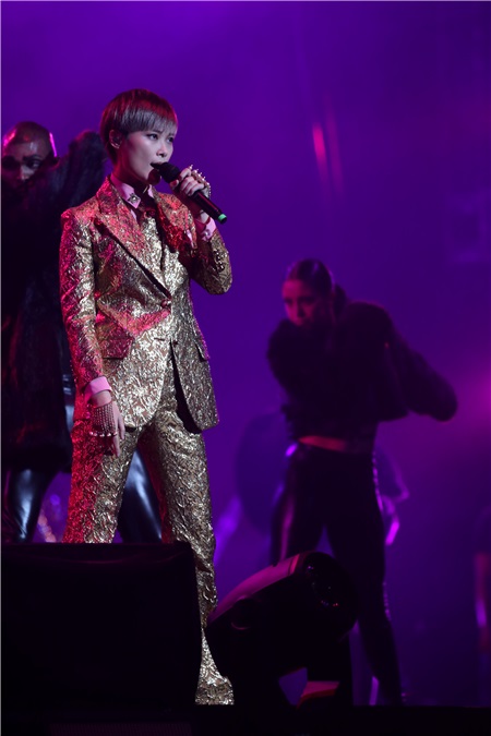 李宇春「野蛮生长」巡回演唱会黄袍加身 何穗、刘畅领衔超模助阵开场秀