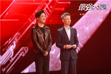 关队长上台,腼腆一笑