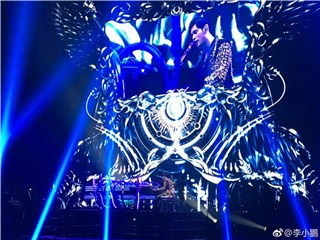 李小鹏带妻女去听周杰伦演唱会 晒杰伦合影感慨像回到从前