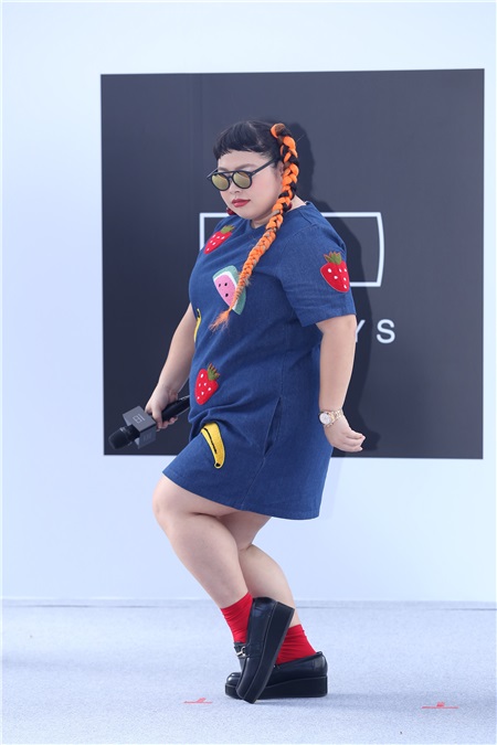 渡边直美出席眼镜品牌活动