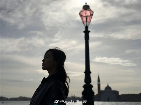 张天爱游客照没出新高度 网友:果然他拍比自拍美