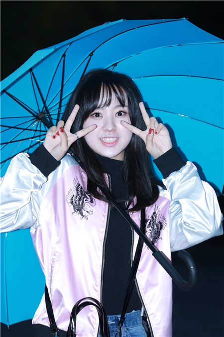 众组合万圣节装扮亮相音银上班路 防弹少年团满脸疲惫不忘礼貌