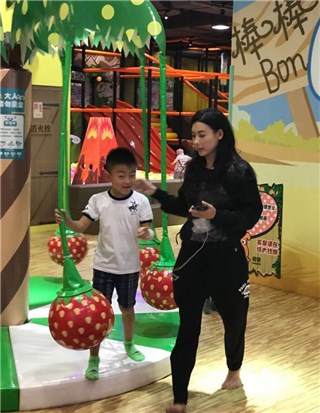 张柏芝被拍到带着儿子小Q去玩 粉丝夸赞柏芝是耐心的好妈妈