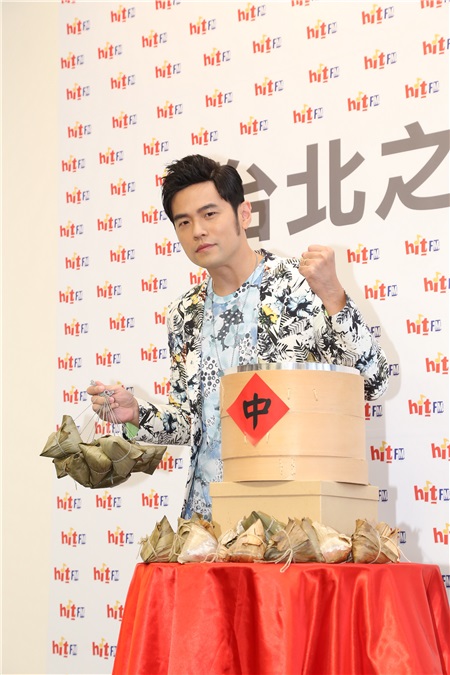 周杰伦出席电台活动