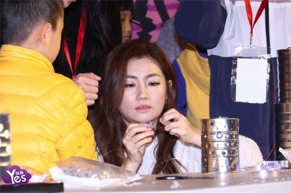 Selina与小朋友手一起作铁罐花灯 透露下半年或将出新专辑