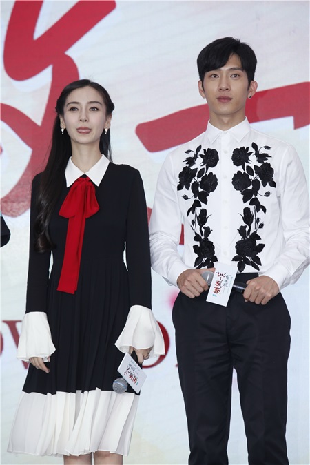 Angelababy与井柏然借位拥吻比爱心 呲牙咧嘴小表情不断一脸暧昧