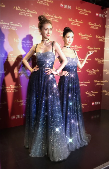 Angelababy现身香港杜莎夫人蜡像馆揭幕 俏皮伸手邀影迷互动