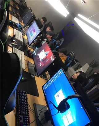 王俊凯刘昊然等齐聚网吧开黑 董子健带孙怡一起被网友吐槽