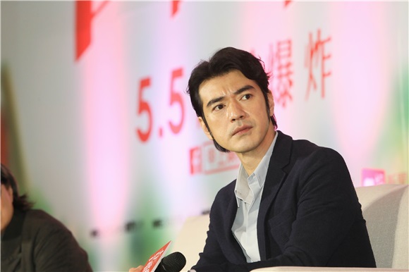 导演许宏宇、监制陈可辛、金城武、许月珍等出席电影《喜欢你》台北记者会