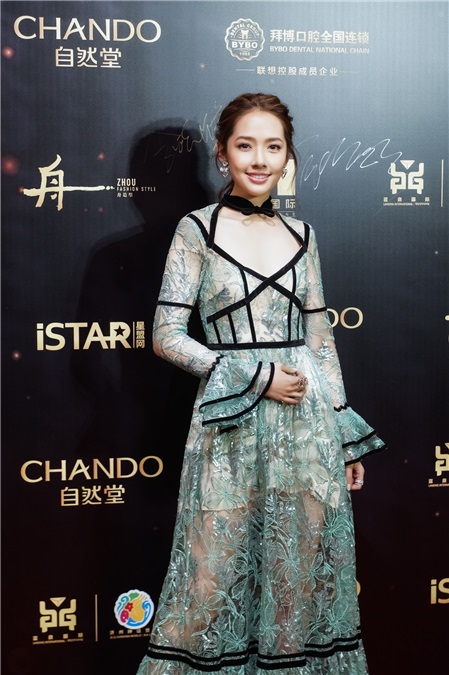 郭碧婷蕾丝长裙优雅压轴 获封「年度最具魅力女艺人」