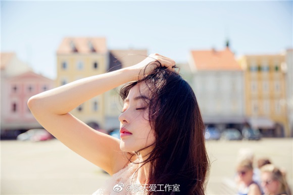 张天爱晒美照只有迷人背影 网友:快回头求看正脸