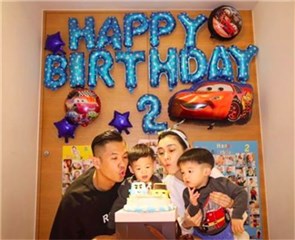 黑范双胞胎儿两岁了！保母的生日墙让他们好感动
