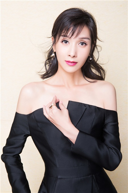 杨恭如黑色礼服显端庄 女王范儿十足气场强