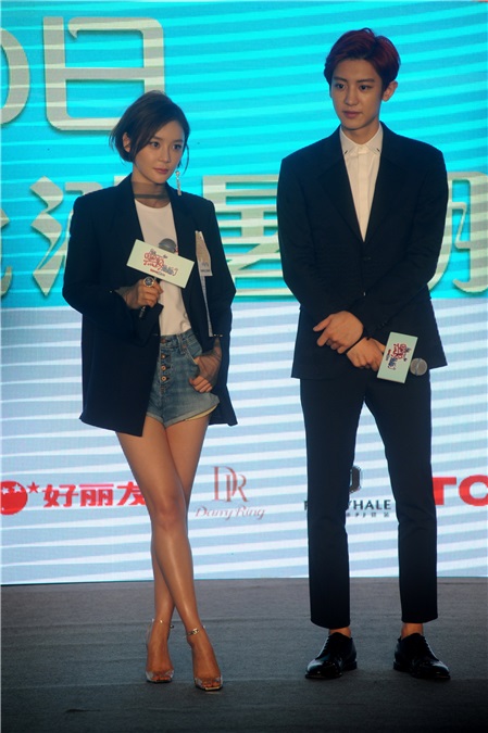 电影《黑粉》发布会朴灿烈「调戏」人形板 与袁姗姗反串cos剧照气氛火热