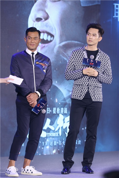赵薇缺席《三人行》首映发布会以人形板替代 古天乐、钟汉良承诺票房破2亿微博放萌照2016年6月20日,北京,电影《三人行》举行首映发布会。主演钟汉良、古天乐、导演杜琪峯、监制兼编剧游乃海出席,赵薇由於工作在身只以人形板替代。