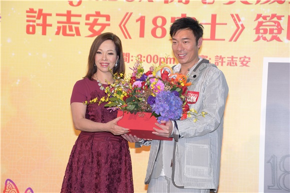 许志安宣传自己的新专辑《18安士》