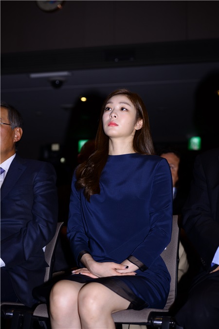 金妍儿助阵冬奥会活动 再现优雅女王POSE