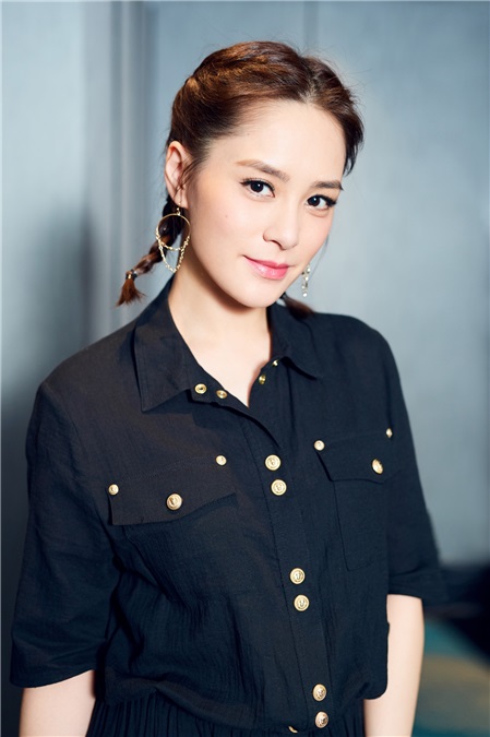 阿娇暖春写真清丽上线 麻花辫甜美出镜尽展青春元气