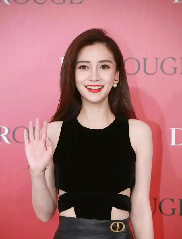 杨颖疯马秀风波被禁言后首露面 深夜带小海绵看急诊
