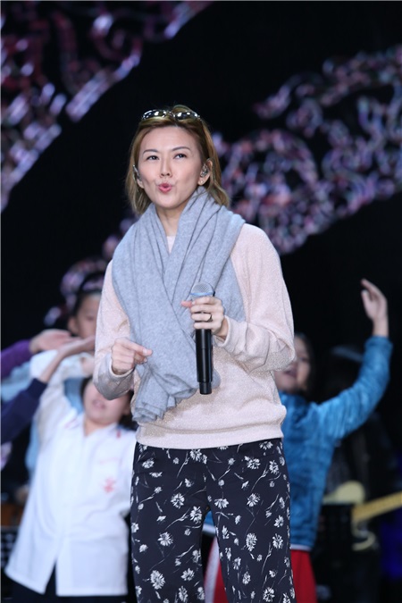 孙燕姿参加金马奖演出彩排