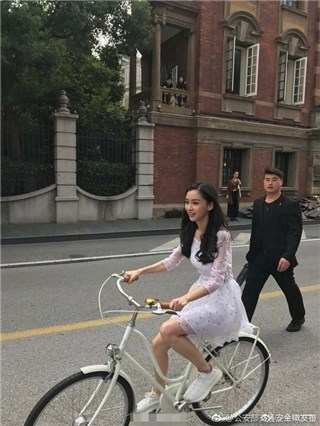 Angelababy在路上的行为引起公安部注意 官方发微文「这样做太危险」