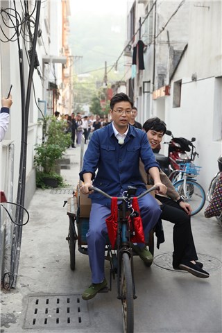 王迅载着自己的“财务总监”
