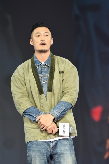 吴亦凡Vetements长卫衣+迷彩外套帅爆 余文乐全身牛仔搭军绿夹克成熟大气