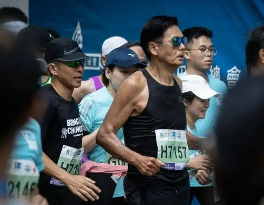 69岁影帝周润发二次参加半马  直言要做阿甘跑到90岁