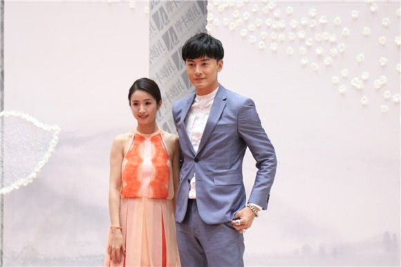 陈妍希穿婚纱与陈晓双双亮相 十指紧扣对视难掩幸福之情