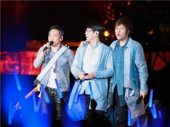 五月天举办演唱会 要粉丝「全垒打」