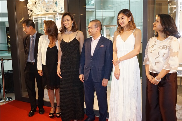 马诗慧与女儿王曼喜为珠宝店担任模特儿