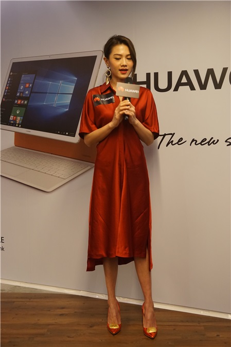 周秀娜出席电子产品发布会