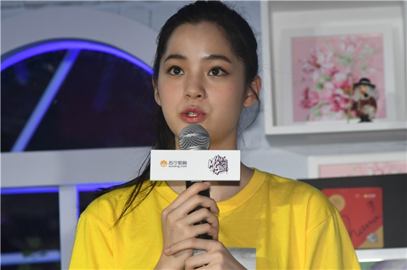 欧阳娜娜现身苏宁快闪店 携众人写纸条为九寨沟的祈福