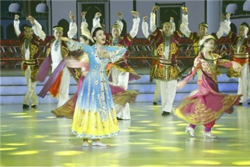 歌手夏克亚夏克尔带来的维族歌曲《我们新疆好地方》