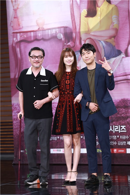 李钟硕、韩孝珠等主演出席活动《W》的新闻发布会