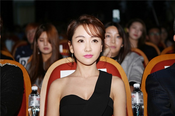杨蓉《美人为馅》发布会博眼球 小露酥胸有料有颜