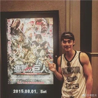 名人赛脚伤还未痊愈 蒋劲夫左腿绑带在街道散步