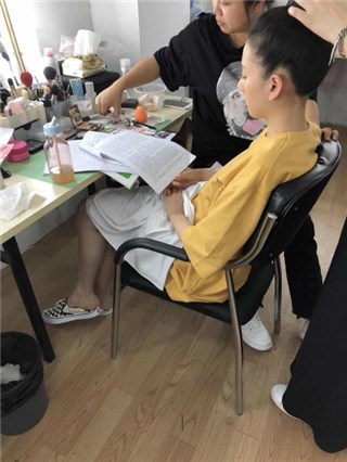 宋祖儿化妆时复习