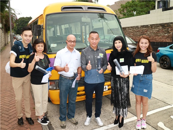 11月21日,香港演员林保怡与歌手蔡立儿在九龙塘约道14号地下约克中英文幼稚园门外出席《至FIT安全驾驶大行动》派发福袋活动,二人在街头找一些职业司向他们讲解安全驾驶的正确观念及向他们派发纪念毛巾,希望各界职业司机在工作时安全驾驶。