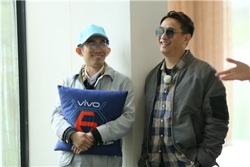 黄磊和智囊团成员一起