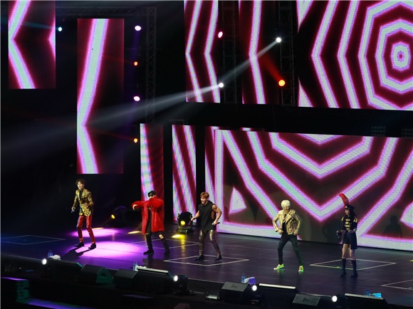 《Running Man》成员宋智孝、李光洙、金钟国、刘在锡、HaHa、池锡辰澳门举行「RUNNING MAN 2017 LIVE TOUR」亚洲巡回粉丝见面会