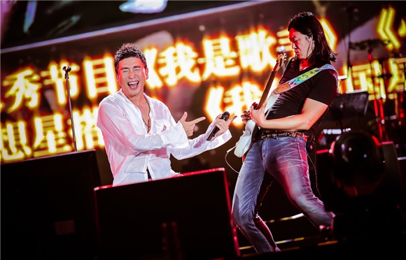 沙宝亮谭维维工体开唱 四万歌迷狂欢秒变大型KTV