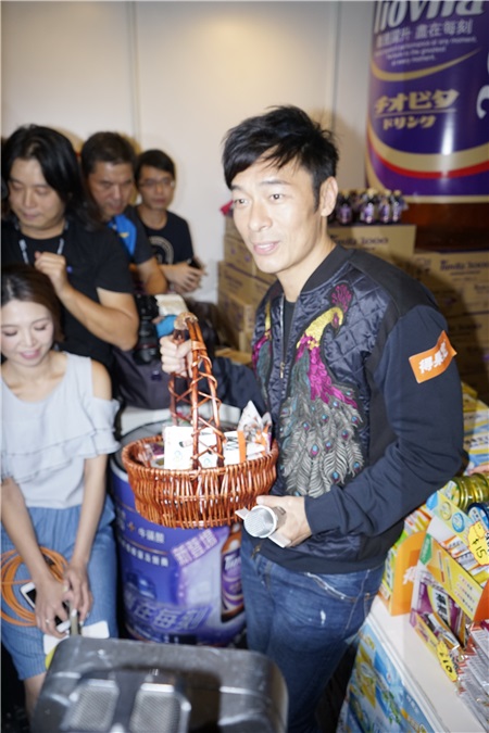 许志安出席美食节活动