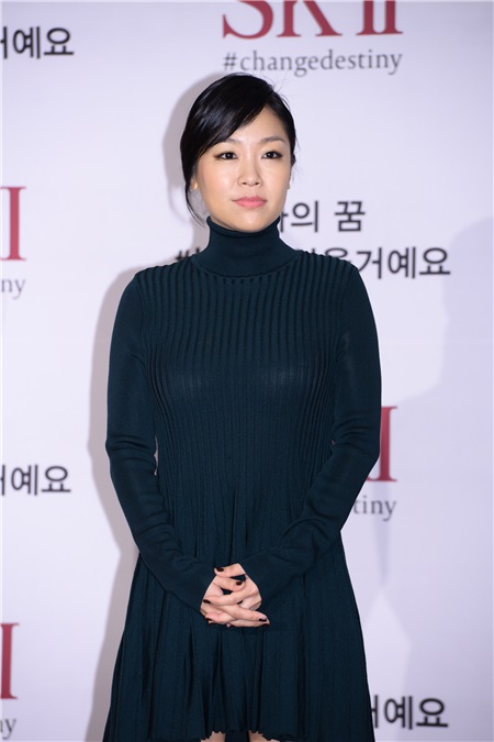 金喜爱、女团少女时代成员Sunny、歌手尹钟信及儿子尹拉益等出席某品牌活动