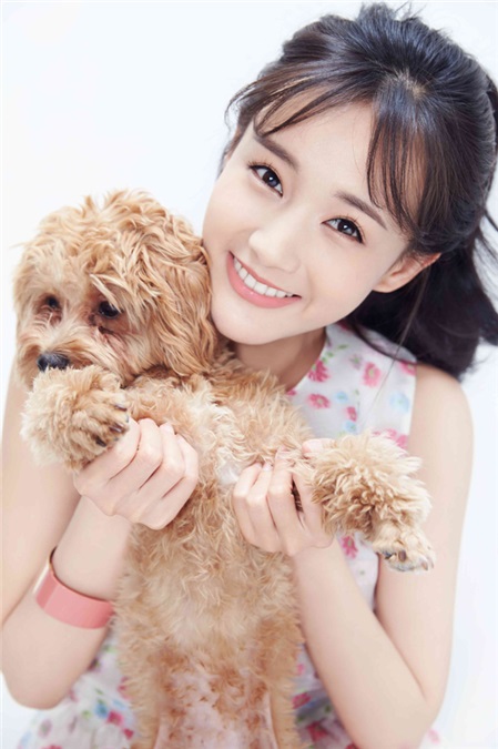 李一桐蓬松马尾甜美依旧 灵动演绎俏皮少女风