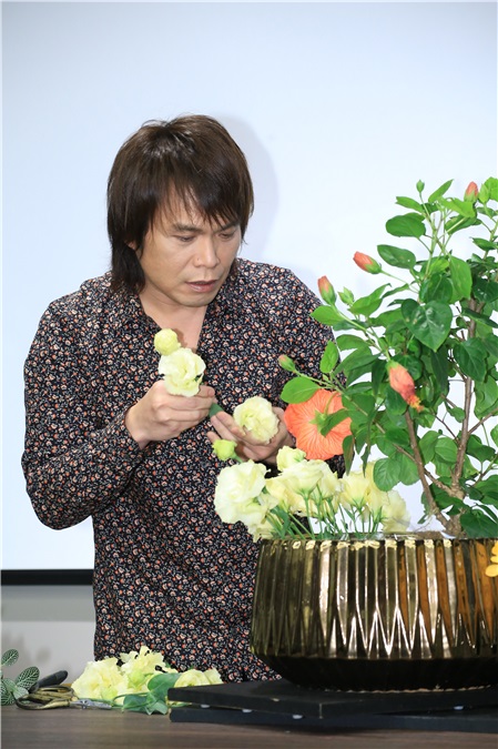 伍佰为电台活动献出插花秀