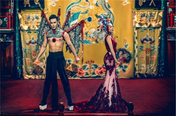 锺丽缇S曲线全露，张伦硕裸身拍京剧婚纱照！